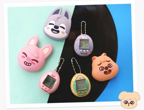 [PRE-ORDER] Stray Kids – SKZOO TAMAGOTCHI & CASE SET - Imagen 2