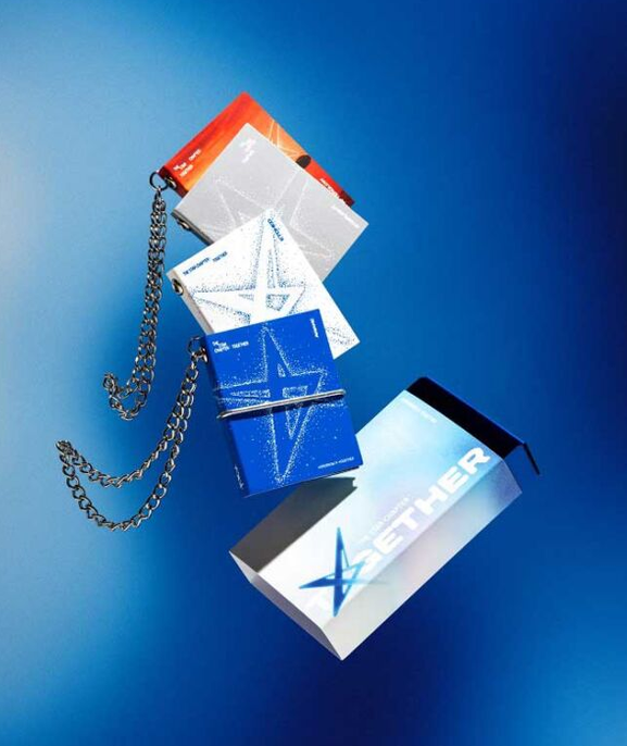 TXT - The Star Chapter: TOGETHER (Mini Book Keyring Ver.) (Random) - Imagen 2